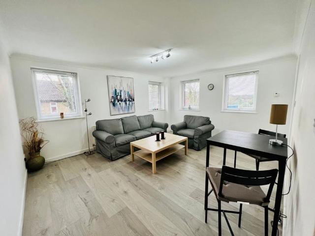 Apartment for rent in Row Town, Surrey
