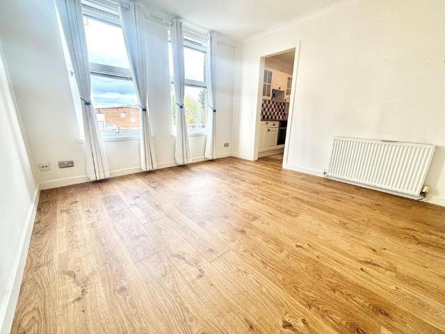 Apartment for rent in Shawmoss, Shawlands