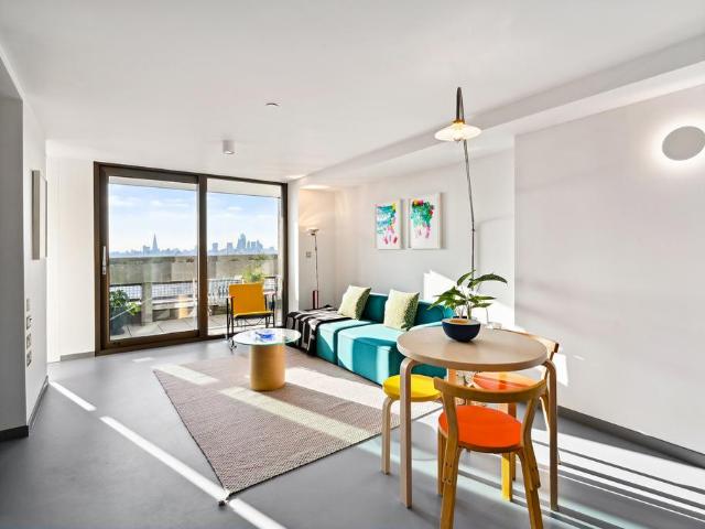 Flat for rent in Poplar Grove, Greater London