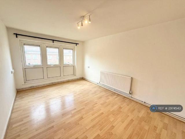 Apartment for rent in Clayhall, Greater London