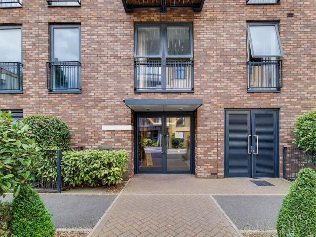 Flat for rent in Little Stanmore, Greater London