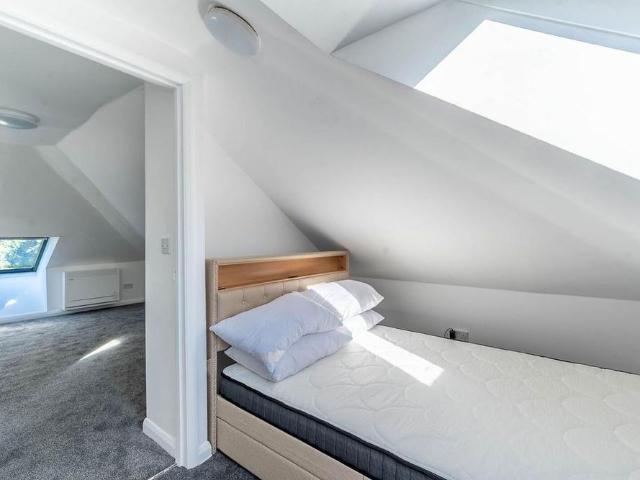 Apartment for rent in Hatch End, Greater London
