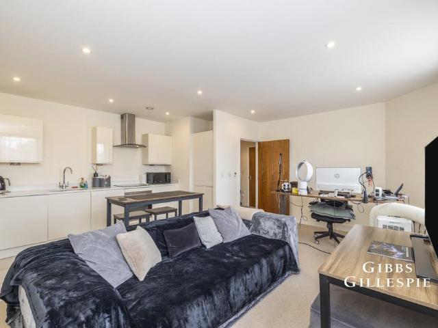 Flat for rent in Pinner, Greater London