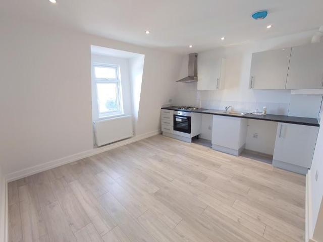 Apartment for rent in Caterham on the Hill, Hillview