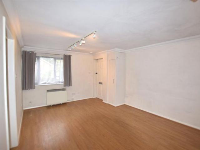 Apartment for rent in Hart, Hampshire