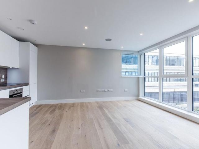 Apartment for rent in Longlands, Greater London