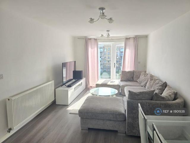 Flat for rent in Rush Green, Greater London