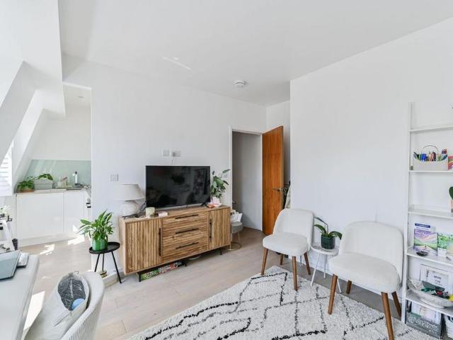 Apartment for rent in London Borough of Merton, Merton Park