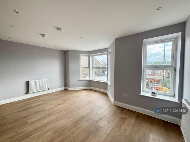 Apartment for rent in Tredomen, Cefn Hengoed