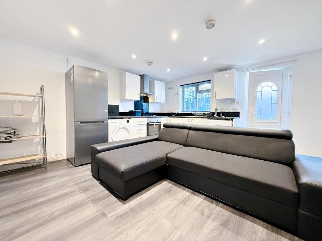 Flat for rent in London Borough of Hounslow, Heston