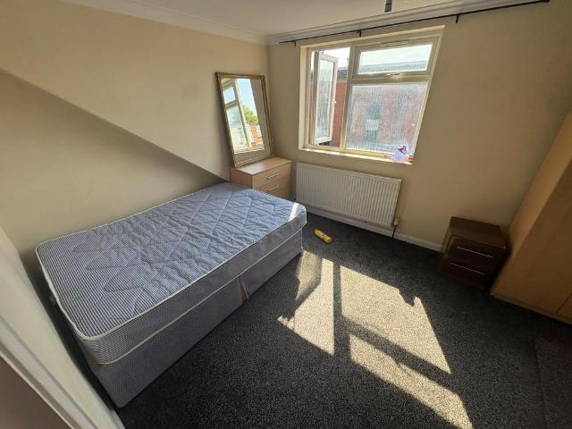 Flat for rent in London Borough of Ealing, Greater London