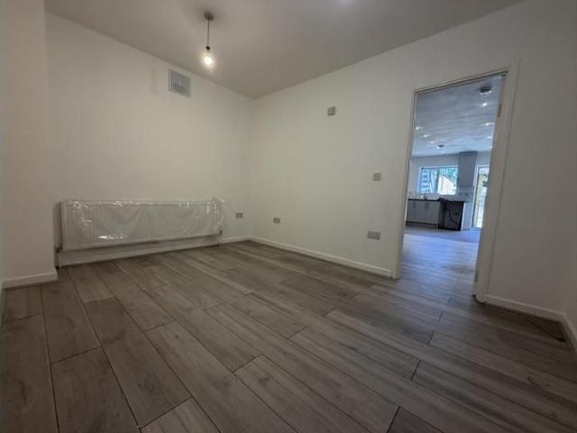 Apartment for rent in London Borough of Croydon, Waddon