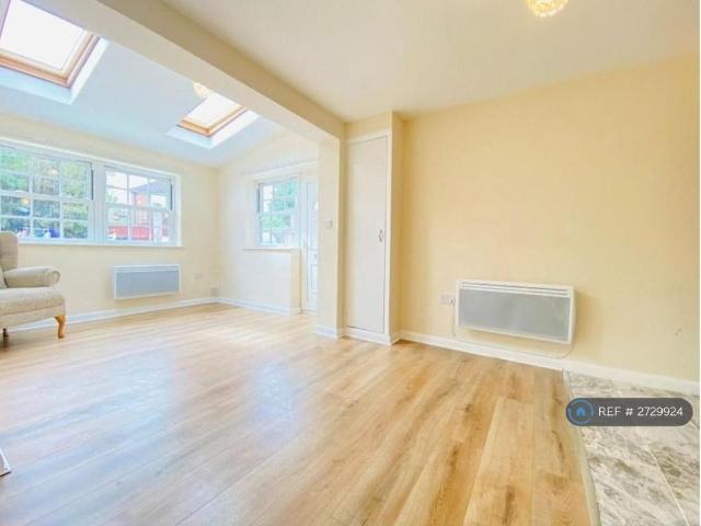 Apartment for rent in Regent Quay, Oad Street