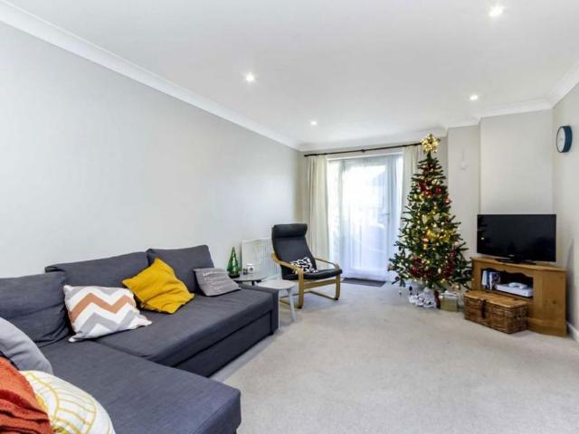 Apartment for rent in Blackhills, Surrey