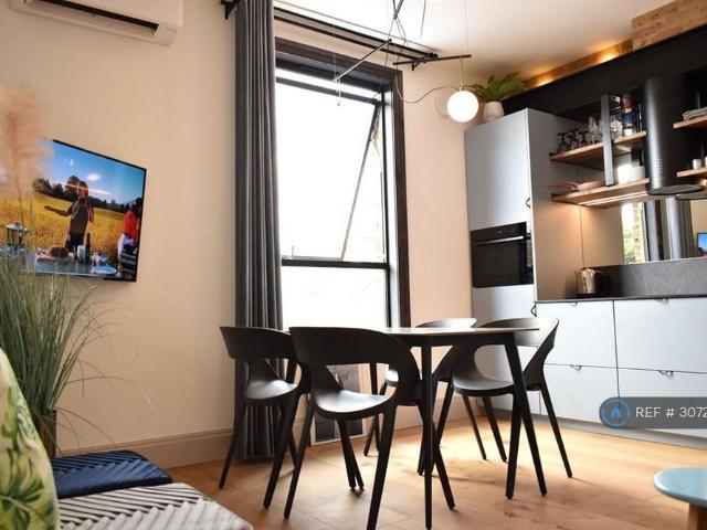 Apartment for rent in Oakhill, Greater London