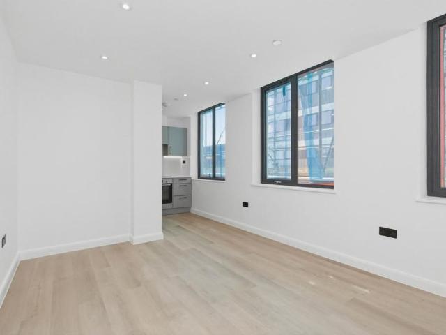 Apartment for rent in Longlands, Greater London