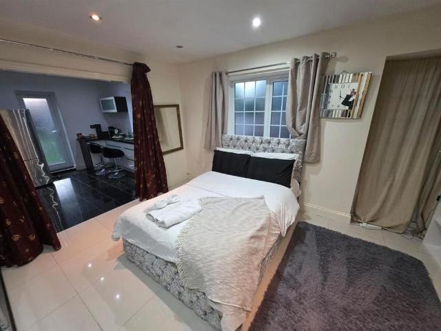 Apartment for rent in Eastcote Village, Greater London