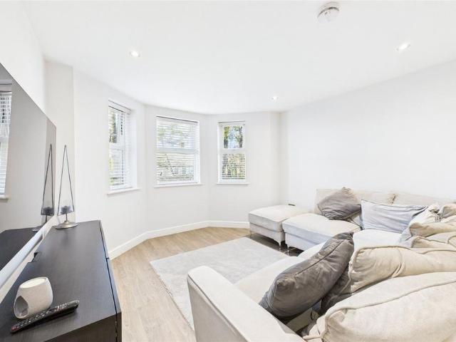 Apartment for rent in Heol-las, Surrey