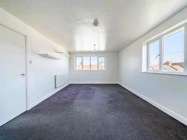 Flat for rent in London Borough of Merton, Mitcham