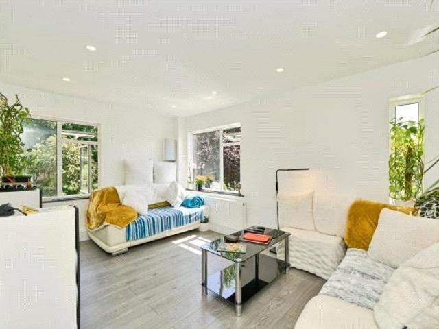 Flat for rent in Ham, Greater London