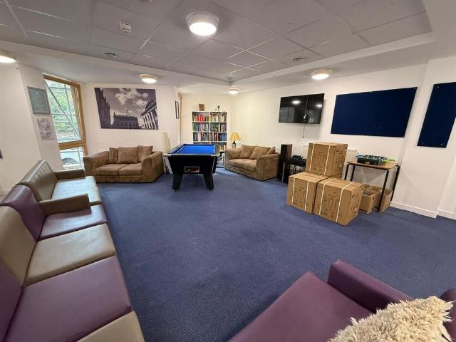Room for rent in Holywell, The Slade