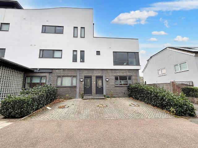 Flat for rent in Albany Park, Greater London