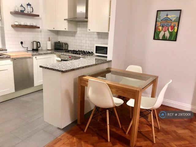 Flat for rent in London Borough of Merton, Raynes Park