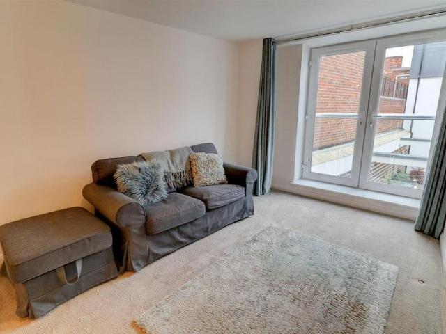Apartment for rent in Abbey End, Green Close