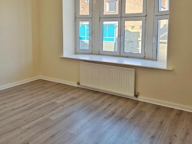 Flat for rent in Cimla, Neath