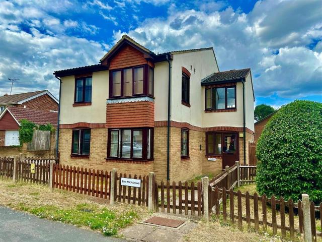 Flat for rent in Westborough, Surrey