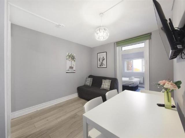 Apartment for rent in Brondesbury Park, Greater London