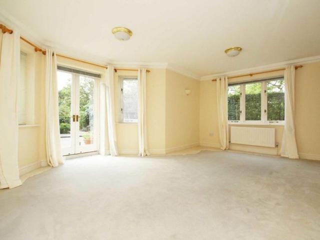 Apartment for rent in Strawberry Hill, Greater London