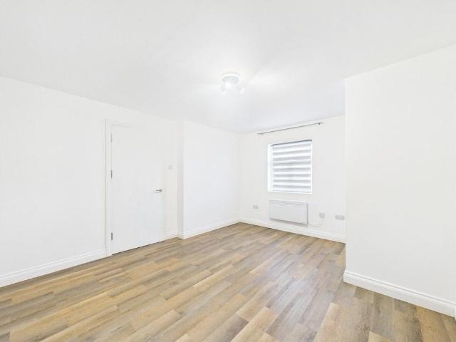 Apartment for rent in Rush Green, Greater London