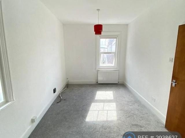 Apartment for rent in Roselands, Eastbourne