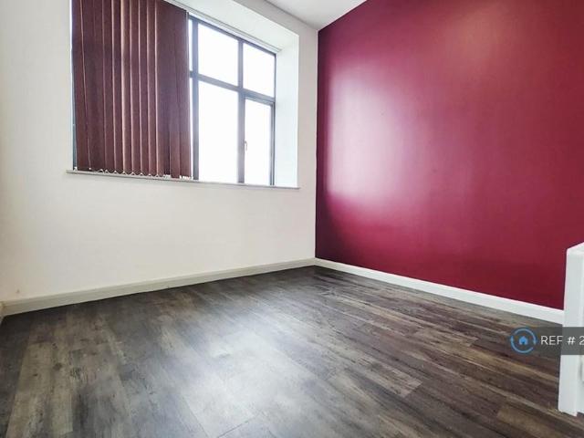 Flat for rent in Deeplish, Burnedge