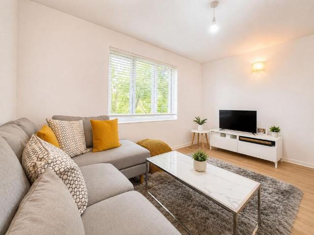 Apartment for rent in Burnt Oak, Greater London