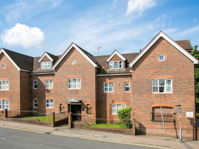 Flat for rent in Rose Hill, Pachesham Park