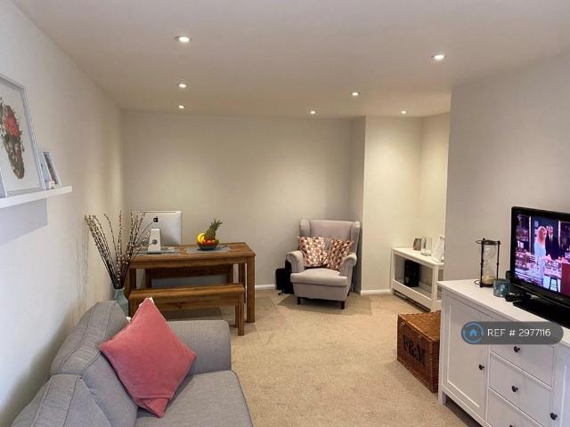 Flat for rent in St Albans, Five Acres
