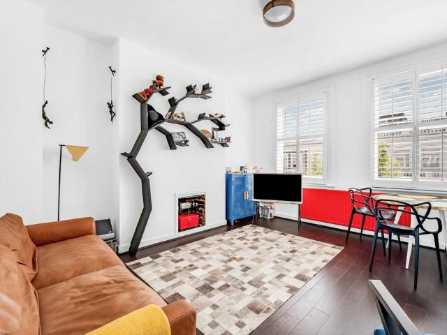 Flat for rent in West Kensington, Greater London