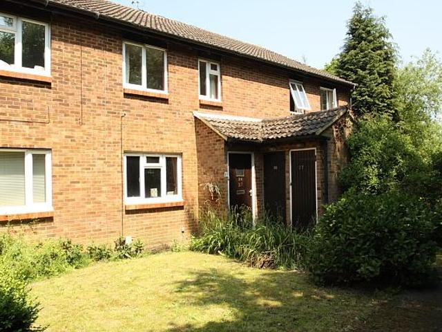 Flat for rent in Horsell, Woking