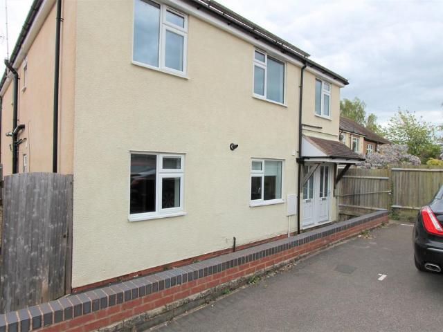 Flat for rent in Woodloes Park, Green Close