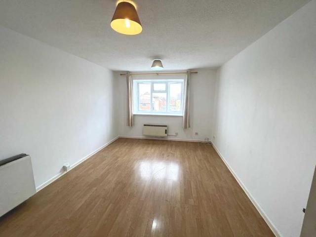 Apartment for rent in Broadfields, Greater London