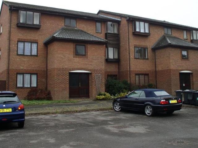 Apartment for rent in Row Town, Surrey