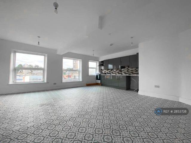 Apartment for rent in Deeplish, Burnedge