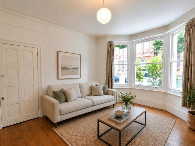 Flat for rent in Aldrington