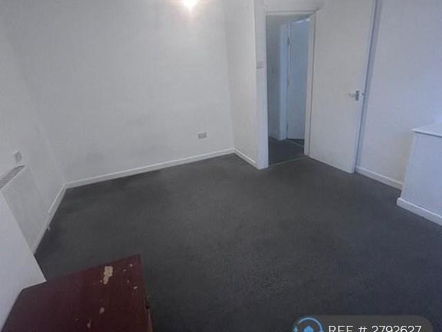 Flat for rent in Elm Park, Calderstones