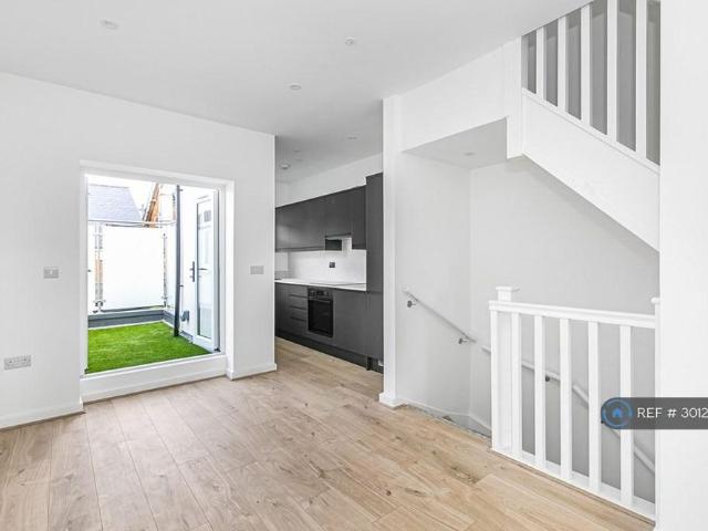 Apartment for rent in Row Town, Surrey