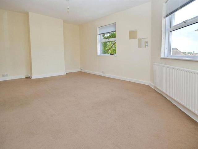 Apartment for rent in Whitton High Street, Greater London