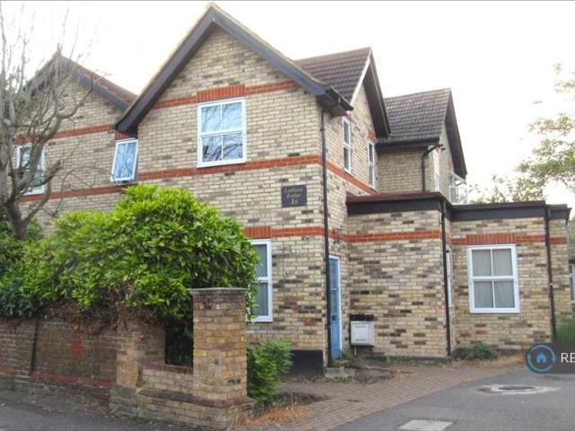 Flat for rent in Hampton Hill, Greater London