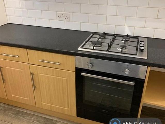 Flat for rent in Tower Hill, Pachesham Park